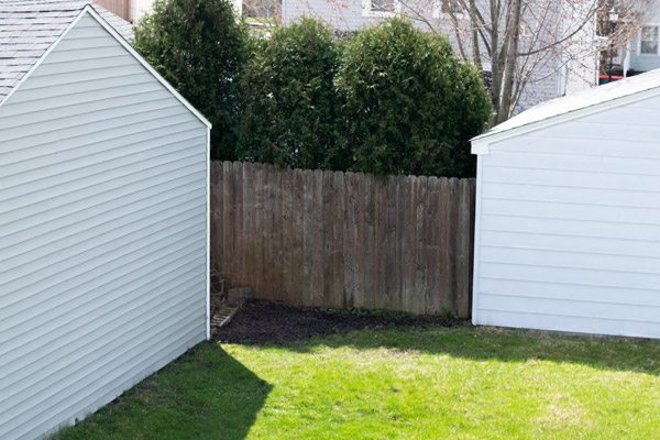 Empty space between garage and fence